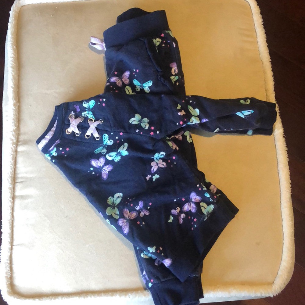 Size 4 girls sweatsuit- super cozy!